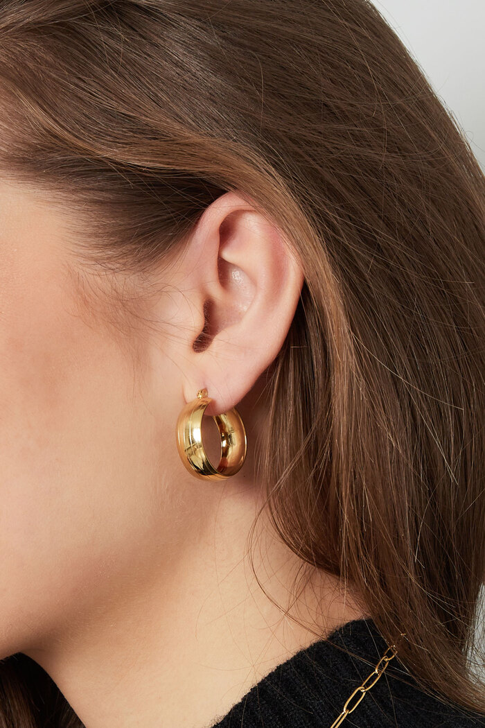 Runde Ohrringe mit kleiner Struktur – Gold Bild3