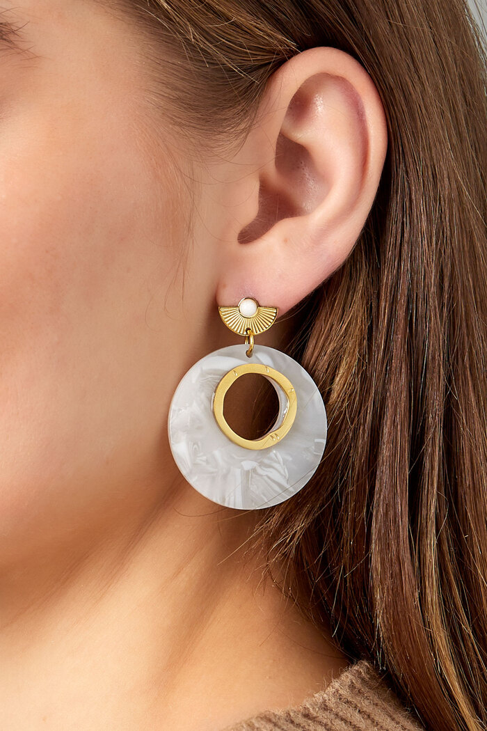 Ohrringe rund um weiße Details – gold/weiß Bild3
