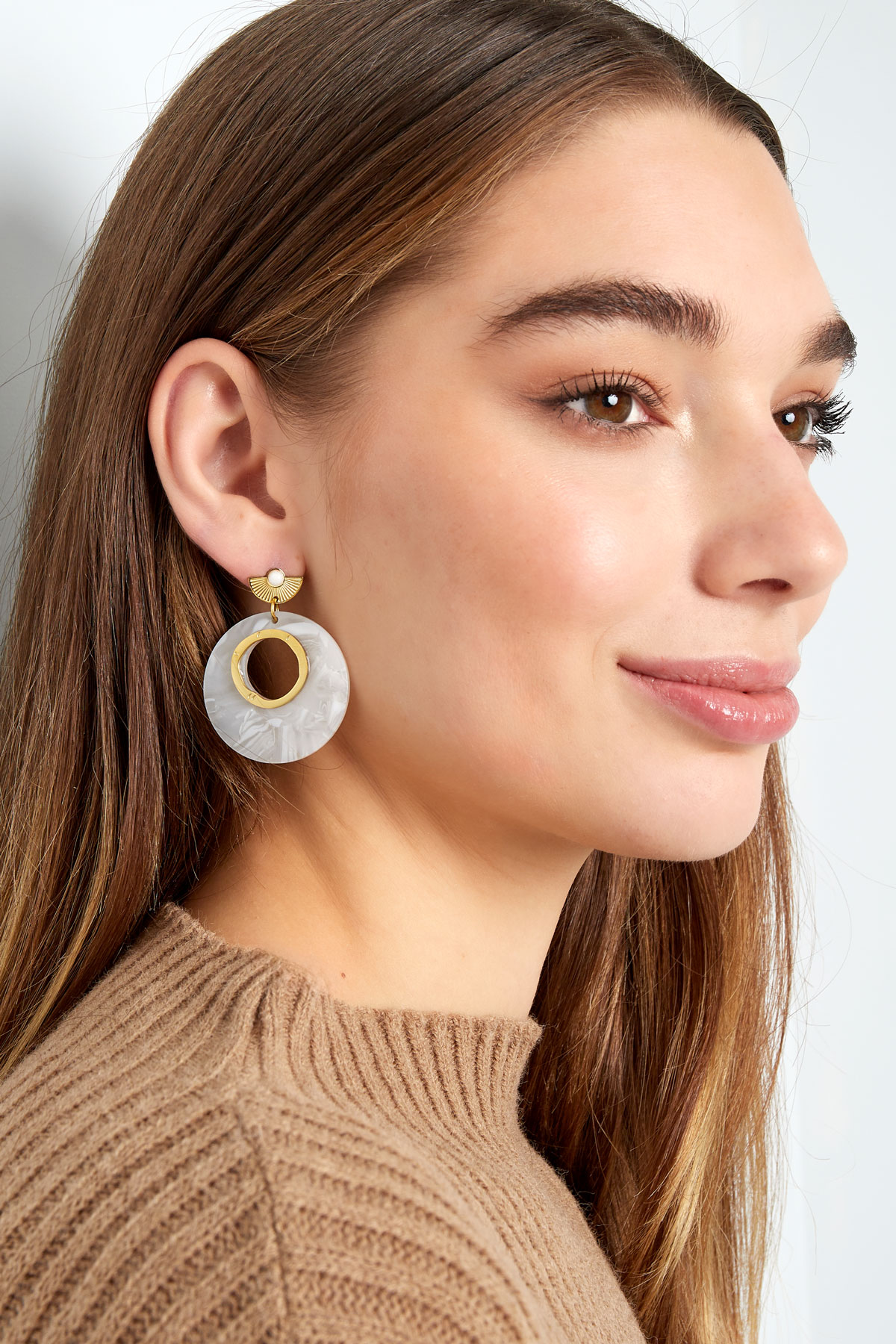 Earrings around white details - Gold color/white 2