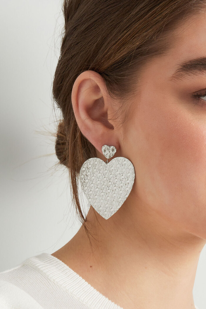 Kleiner Herz-Ohrring mit großem Herz-Anhänger – Silber Bild3