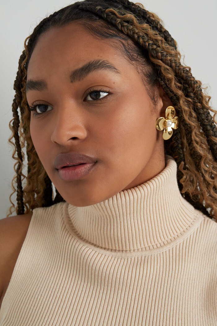 Statement-Ohrringe mit floraler Perle – Gold Bild2