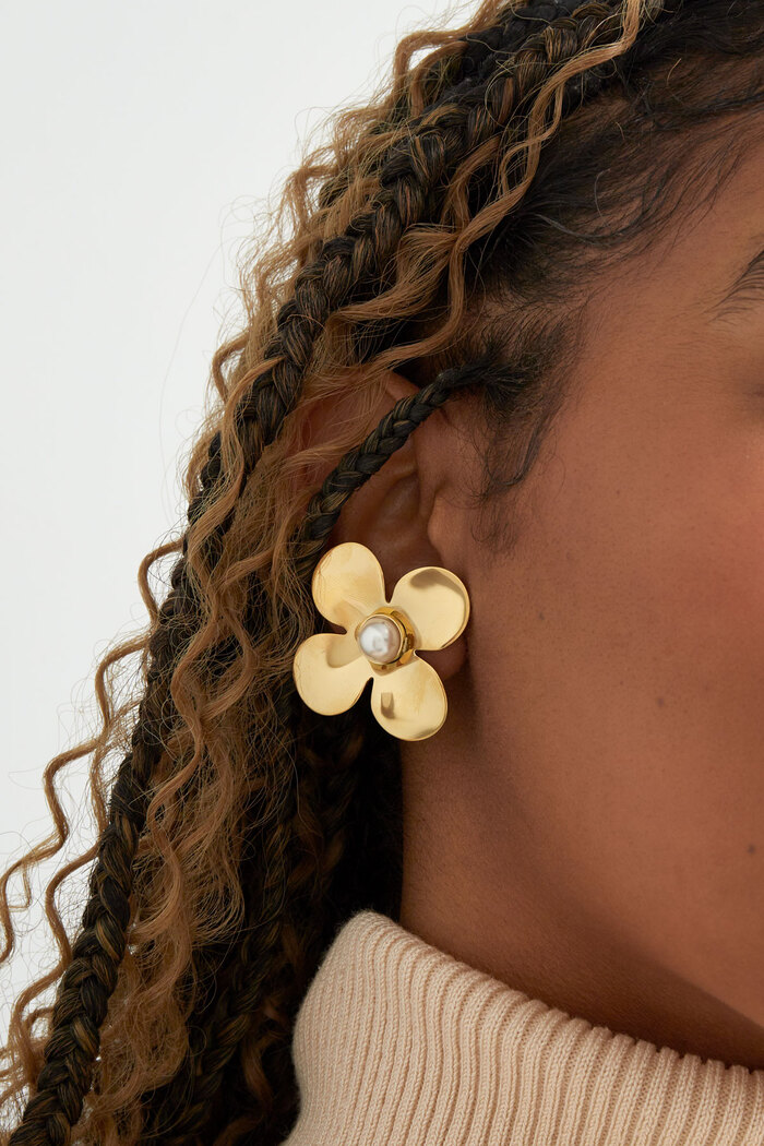Statement-Ohrringe mit floraler Perle – Gold Bild3