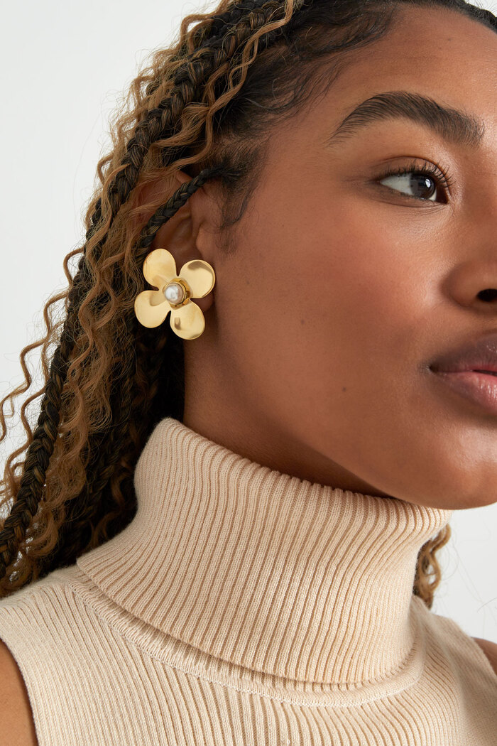 Statement-Ohrringe mit floraler Perle – Gold Bild4