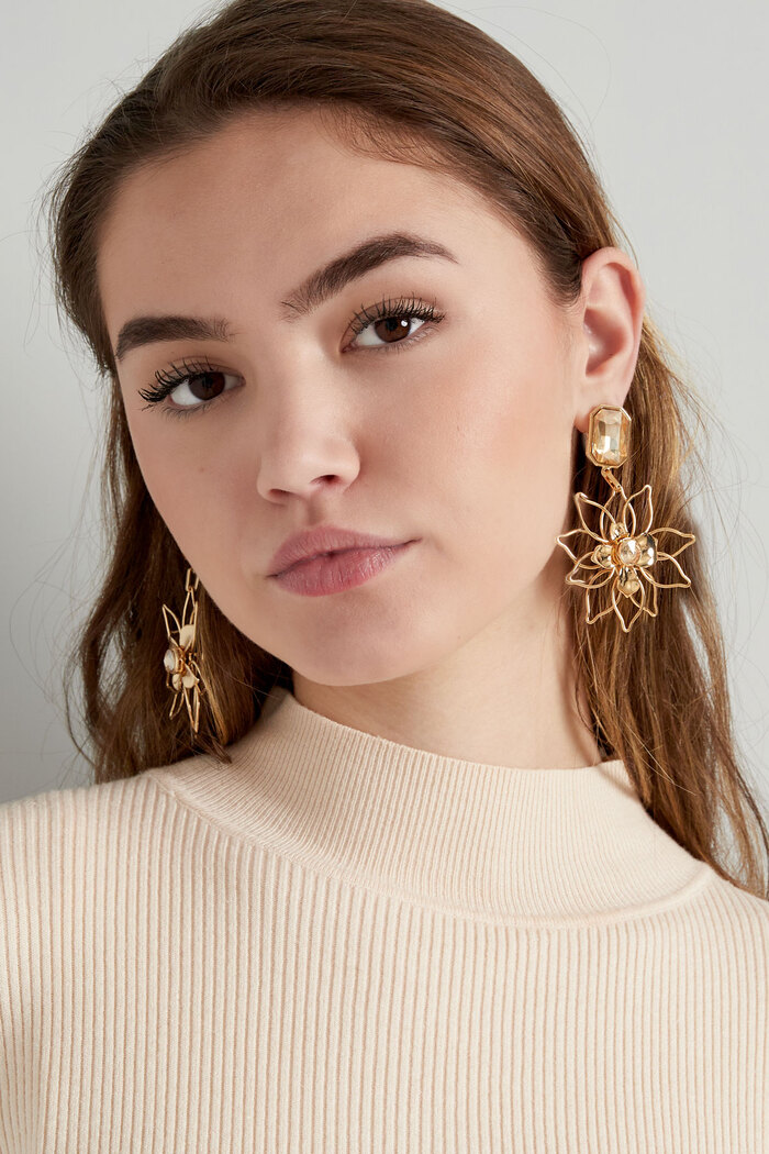 Boucles d'oreilles scintillantes avec pendentif fleur - doré Image4