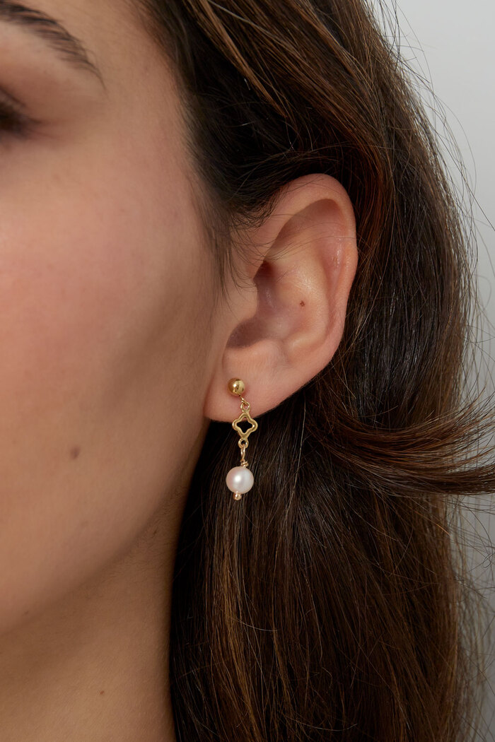 Boucles d'oreilles breloque trèfle et perle - dorées Image3