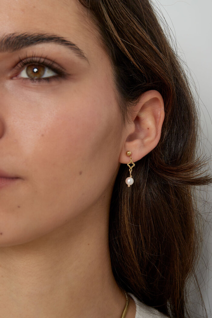 Ohrringe mit Klee- und Perlenanhänger – Gold Bild4