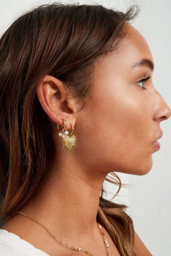 Runder Ohrring mit drei Perlenanhängern – Gold Bild4