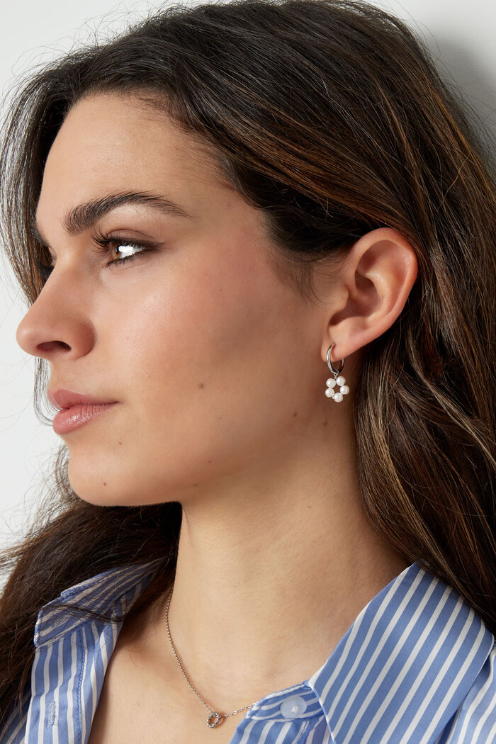 Boucle d'oreille avec pendentif fleur en perles - argent Image4