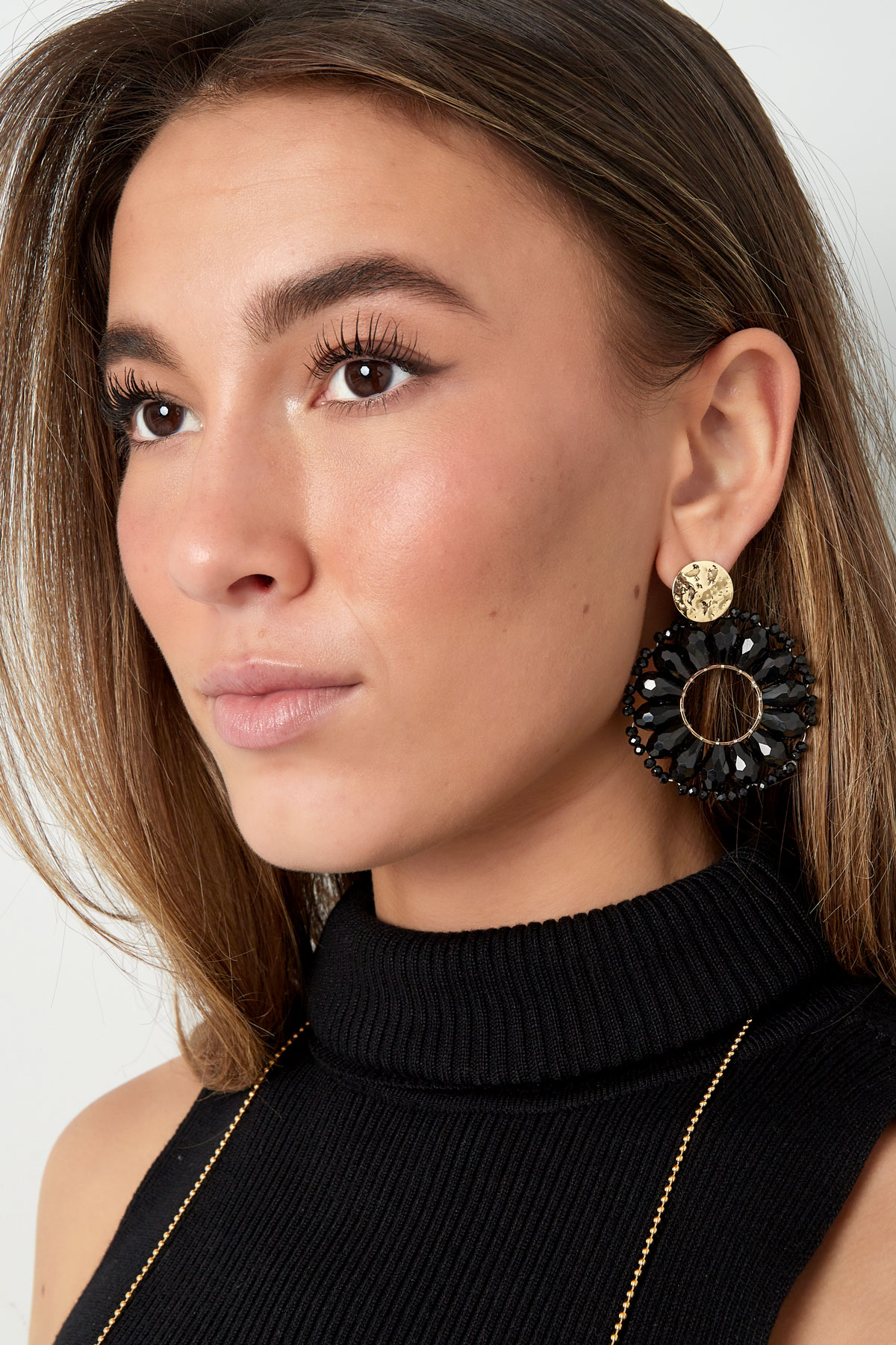 Statement daisy shape earrings - black/gold  Picture4