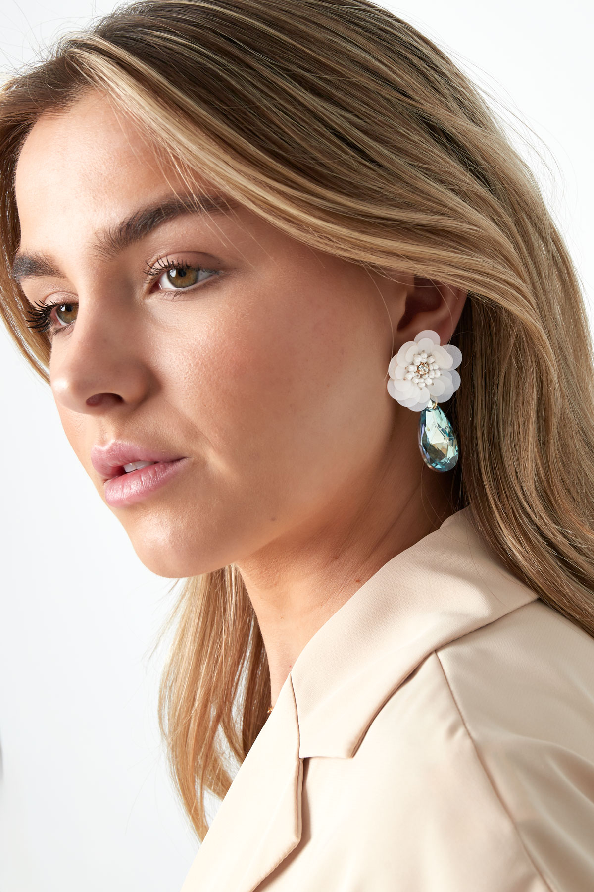 Chic floral earrings - white  h5 Picture4