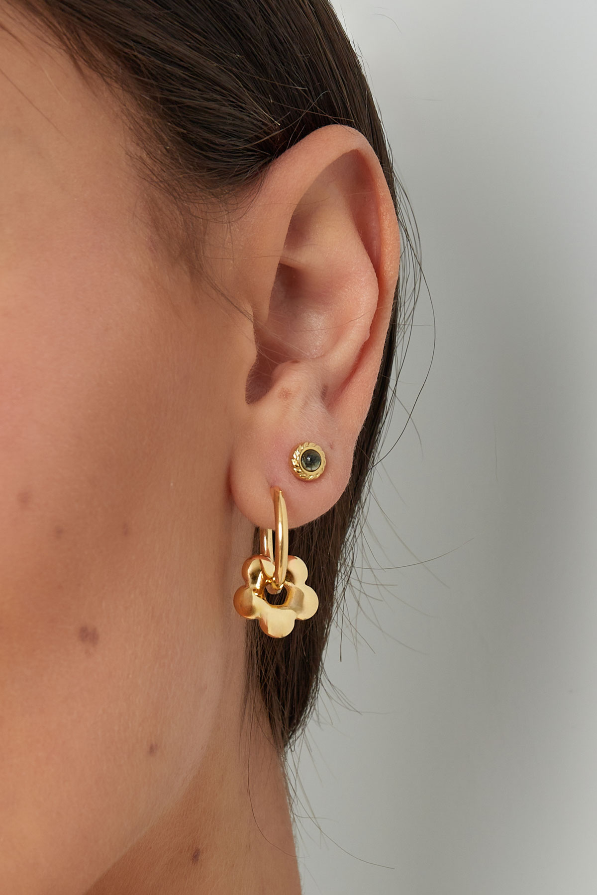Basic flower charm hoop earrings Picture3