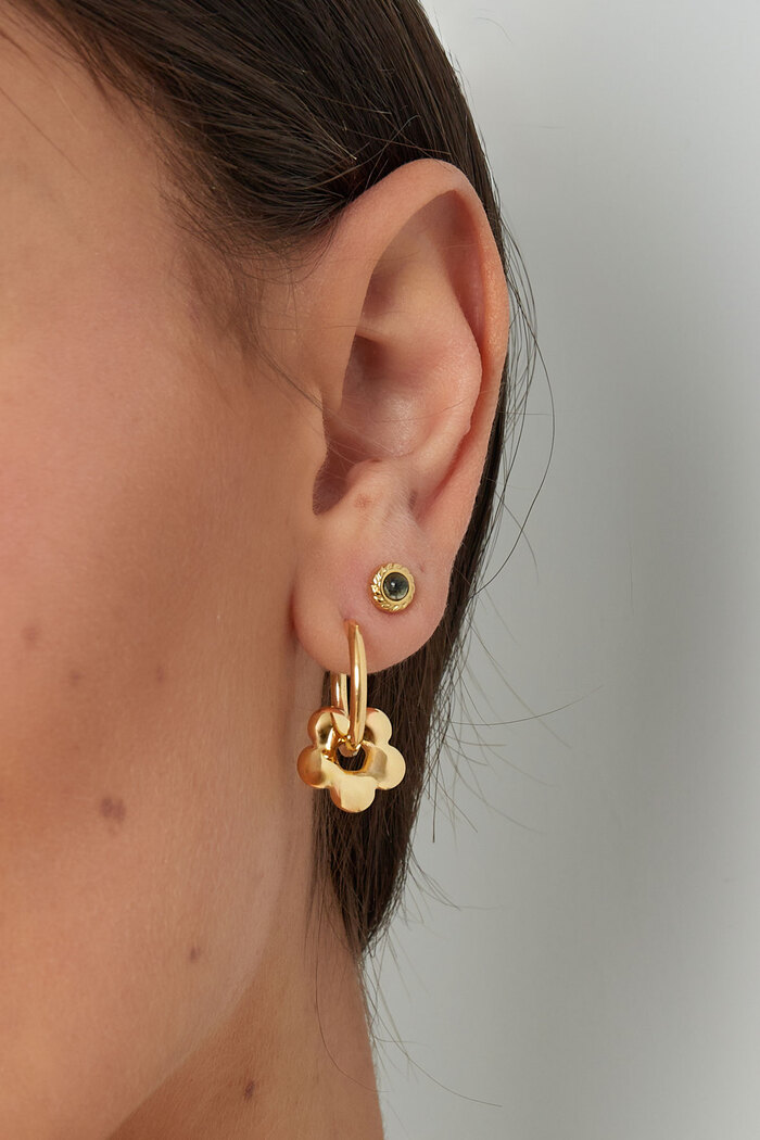 Basic flower charm hoop earrings Picture3
