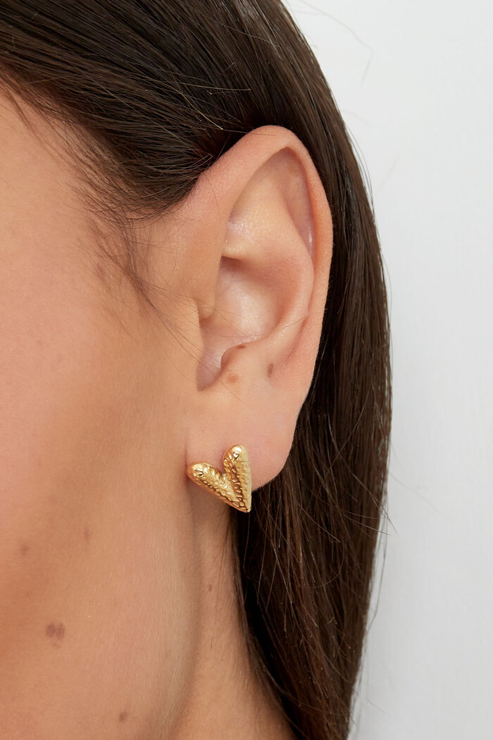 Heart stud earrings with structure - gold Picture3