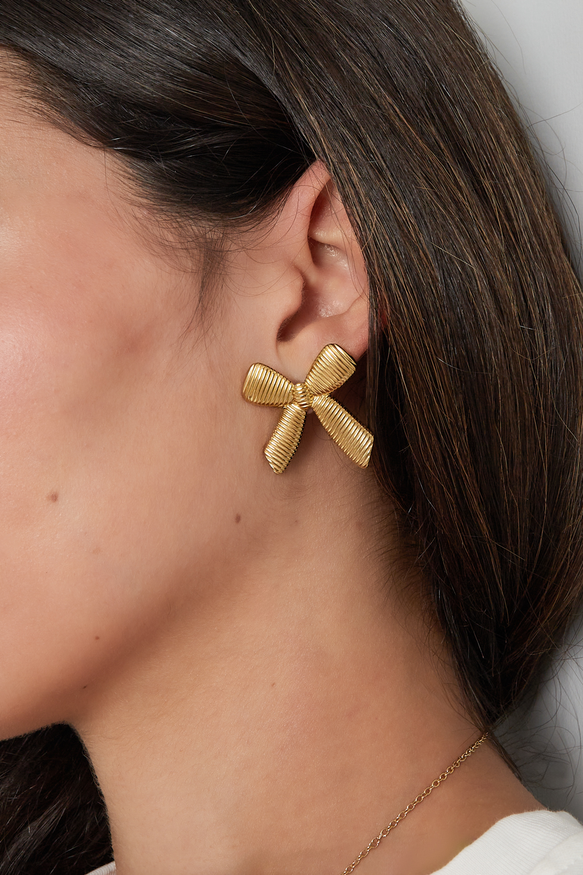 Simple stud earrings with bow - gold  Picture2