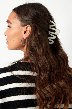Haarspange mit mattem, ästhetischem Lockeneffekt – Schwarz h5 Bild2