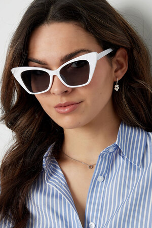 Sonnenbrille mit einfarbigem Rahmen – weiß h5 Bild3