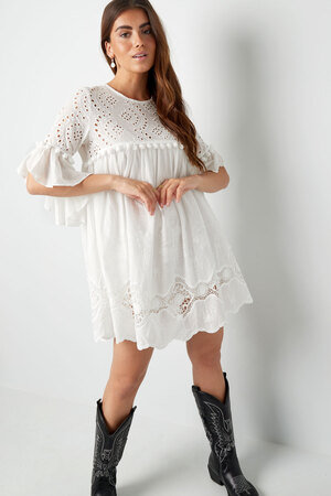 Kleid mit bestickten Details in Weiß h5 Bild8