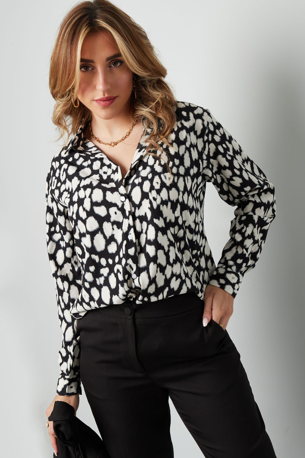 Blusa leopardata in bianco e nero Immagine4