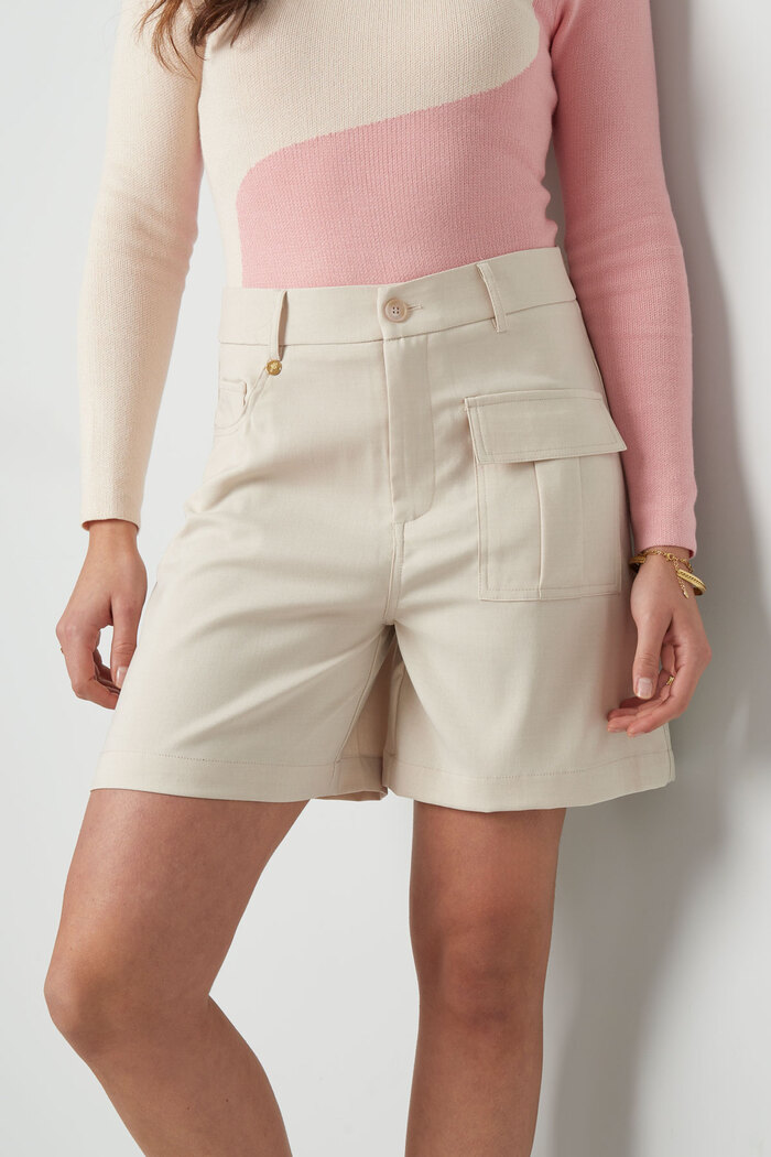 Shorts mit Tasche – gebrochenes Weiß  Bild2