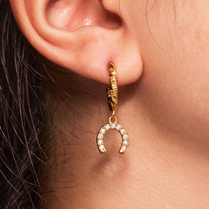1 par de lujosos pendientes colgantes de acero inoxidable con forma de herradura y circonitas doradas para mujer h5 Imagen5
