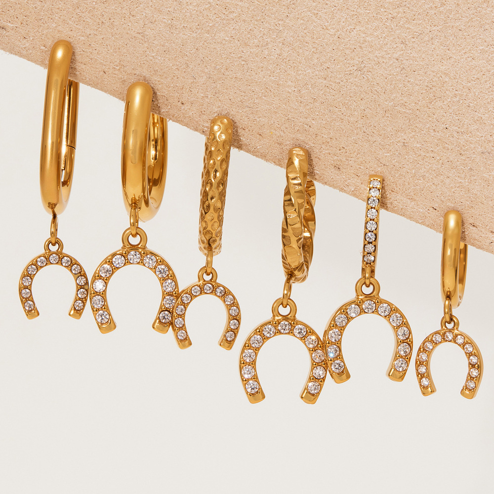 1 par de lujosos pendientes colgantes de acero inoxidable con forma de herradura y circonitas doradas para mujer Imagen3