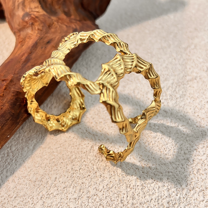 1 pulsera de acero inoxidable de forma irregular en color dorado. h5 