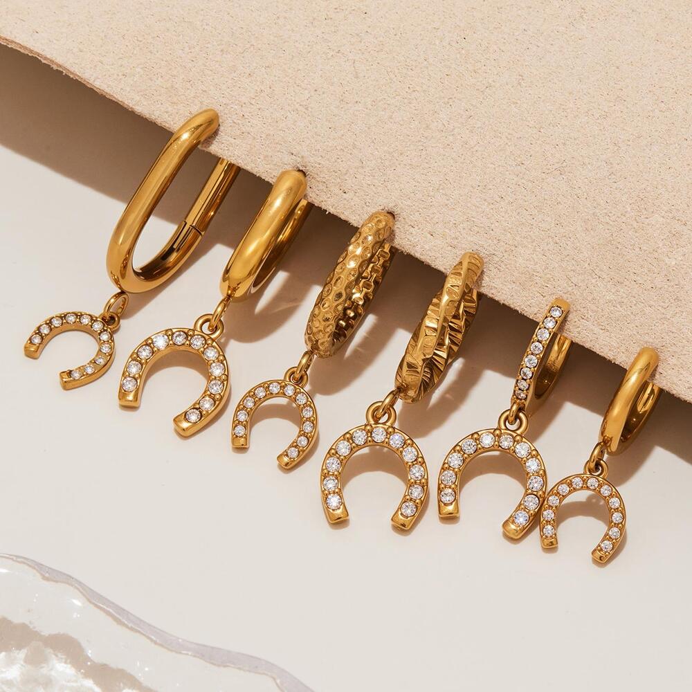 1 par de lujosos pendientes colgantes de acero inoxidable con forma de herradura y circonitas doradas para mujer Imagen4