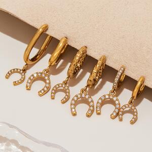 1 par de lujosos pendientes colgantes de acero inoxidable con forma de herradura y circonitas doradas para mujer h5 Imagen4