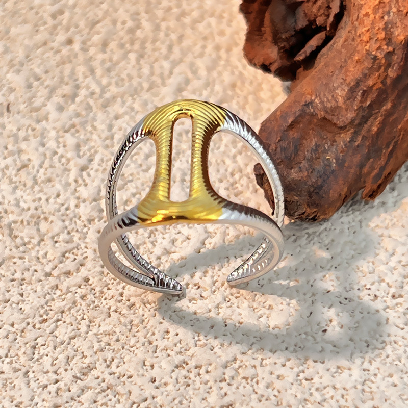 Anillo de acero inoxidable con diseño llamativo de colores variados para uso diario.