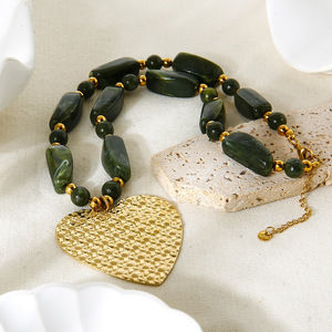 1 collar con colgante de corazón dorado con cuentas acrílicas retro h5 Imagen4