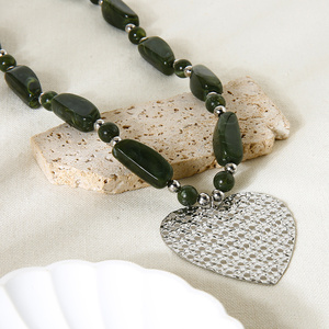 1 collar con colgante de corazón dorado con cuentas acrílicas retro h5 Imagen5