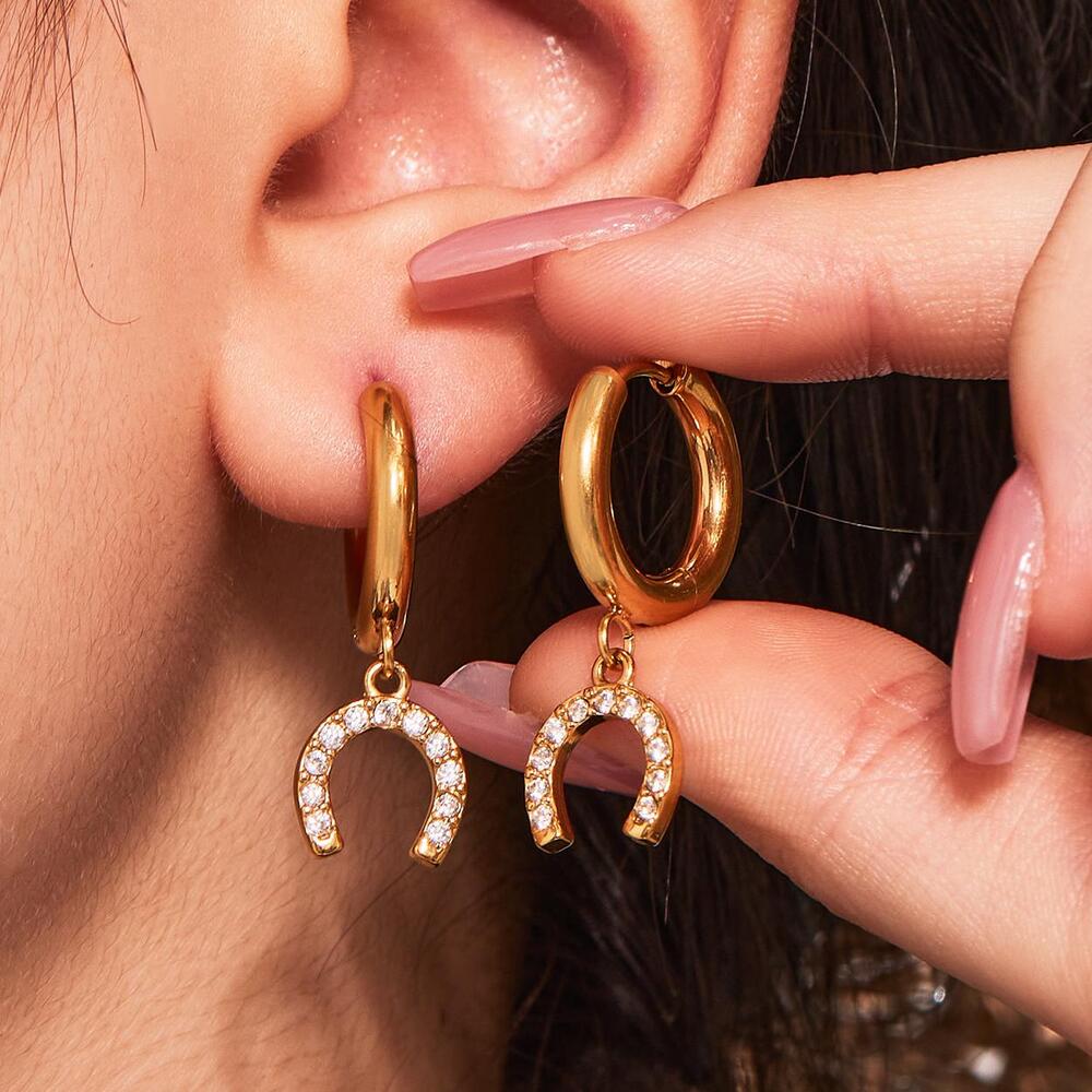 1 par de lujosos pendientes colgantes de acero inoxidable con forma de herradura y circonitas doradas para mujer Imagen7