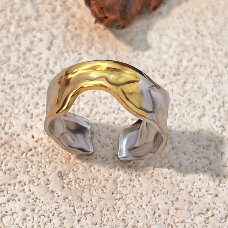 Anillo de acero inoxidable con diseño llamativo de colores variados para uso diario. h5Imagen3
