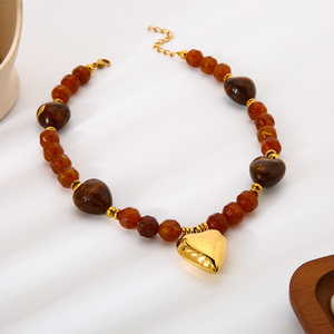 1 collar con colgante de corazón retro de acrílico dorado para mujer h5 Imagen5