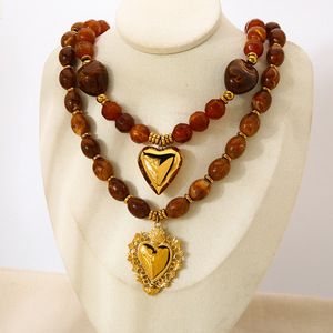 1 collar con colgante de corazón retro de acrílico dorado para mujer h5 Imagen3