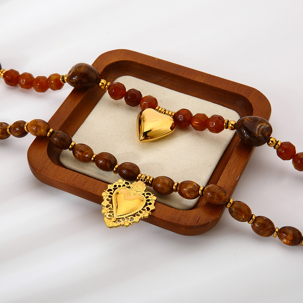 1 collar con colgante de corazón retro de acrílico dorado para mujer Imagen2