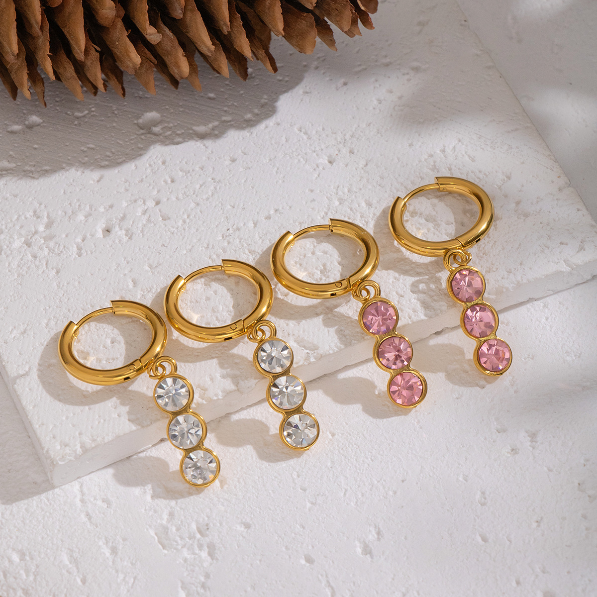 1 par de pendientes colgantes de circonita de color dorado y acero inoxidable h5 Imagen2