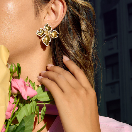 1 paire de boucles d'oreilles à tige en acier inoxydable doré pour femme, motif fleur irrégulière 2