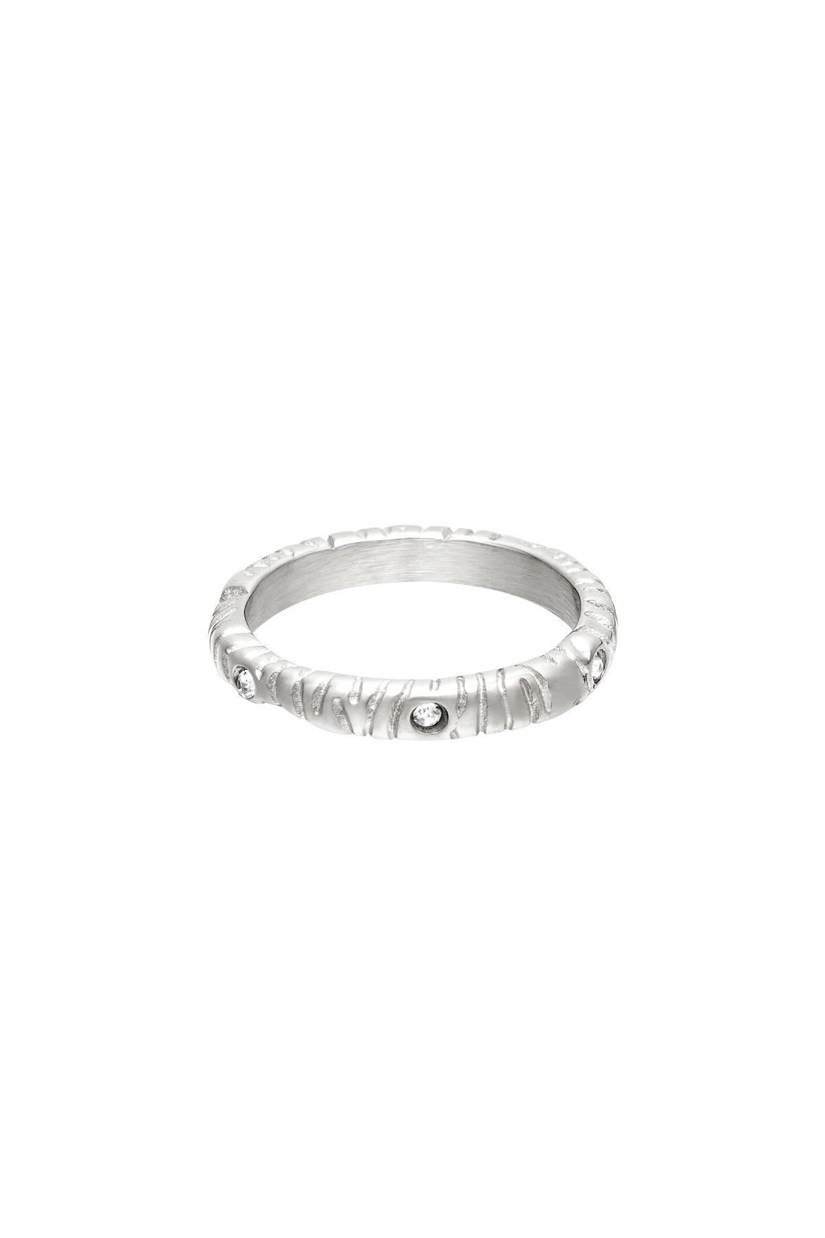 Ring mit Zirkoniastein und Zebrastreifen