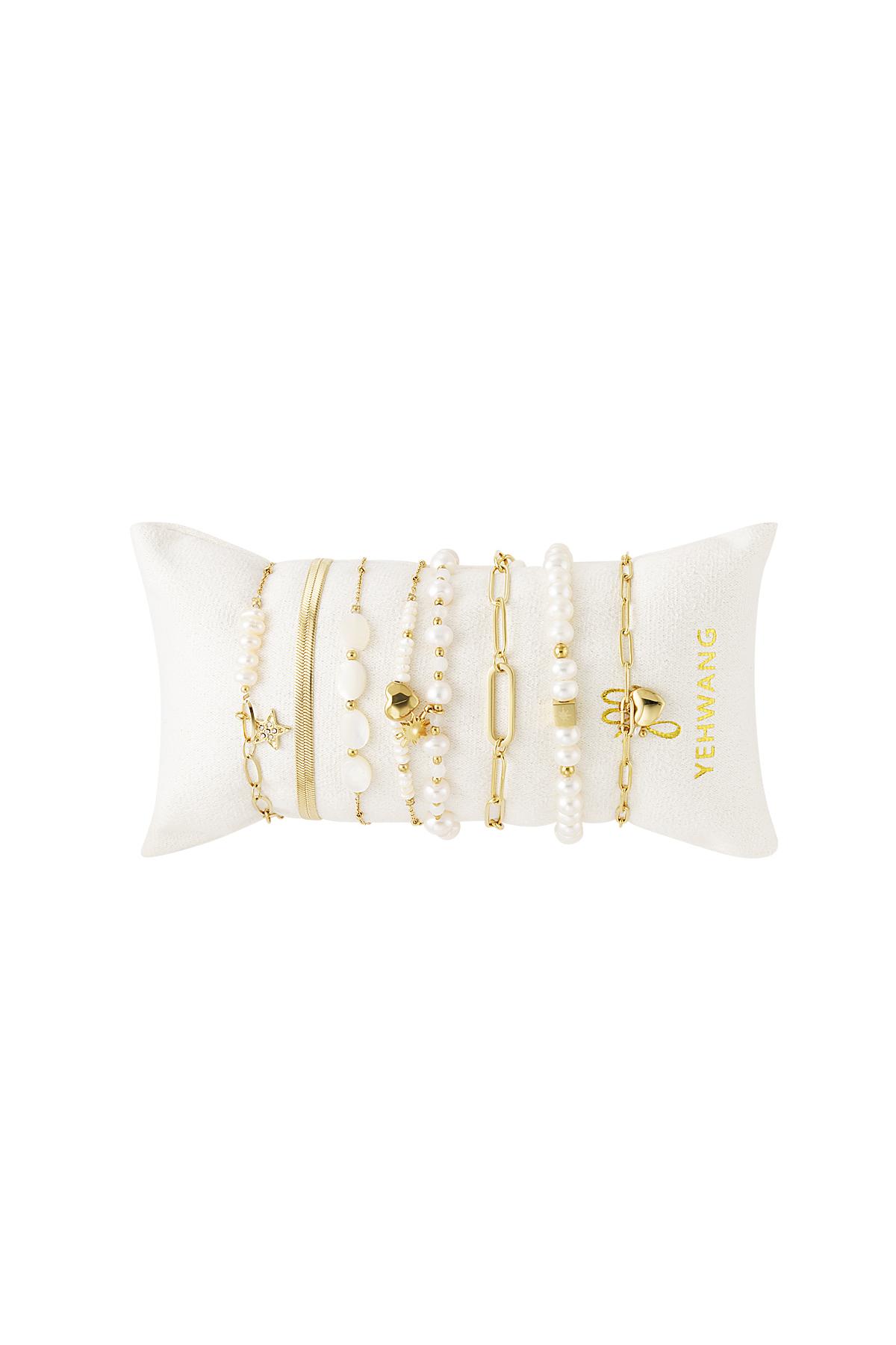 Expositor con pulseras detalles en blanco Oro Acero inoxidable