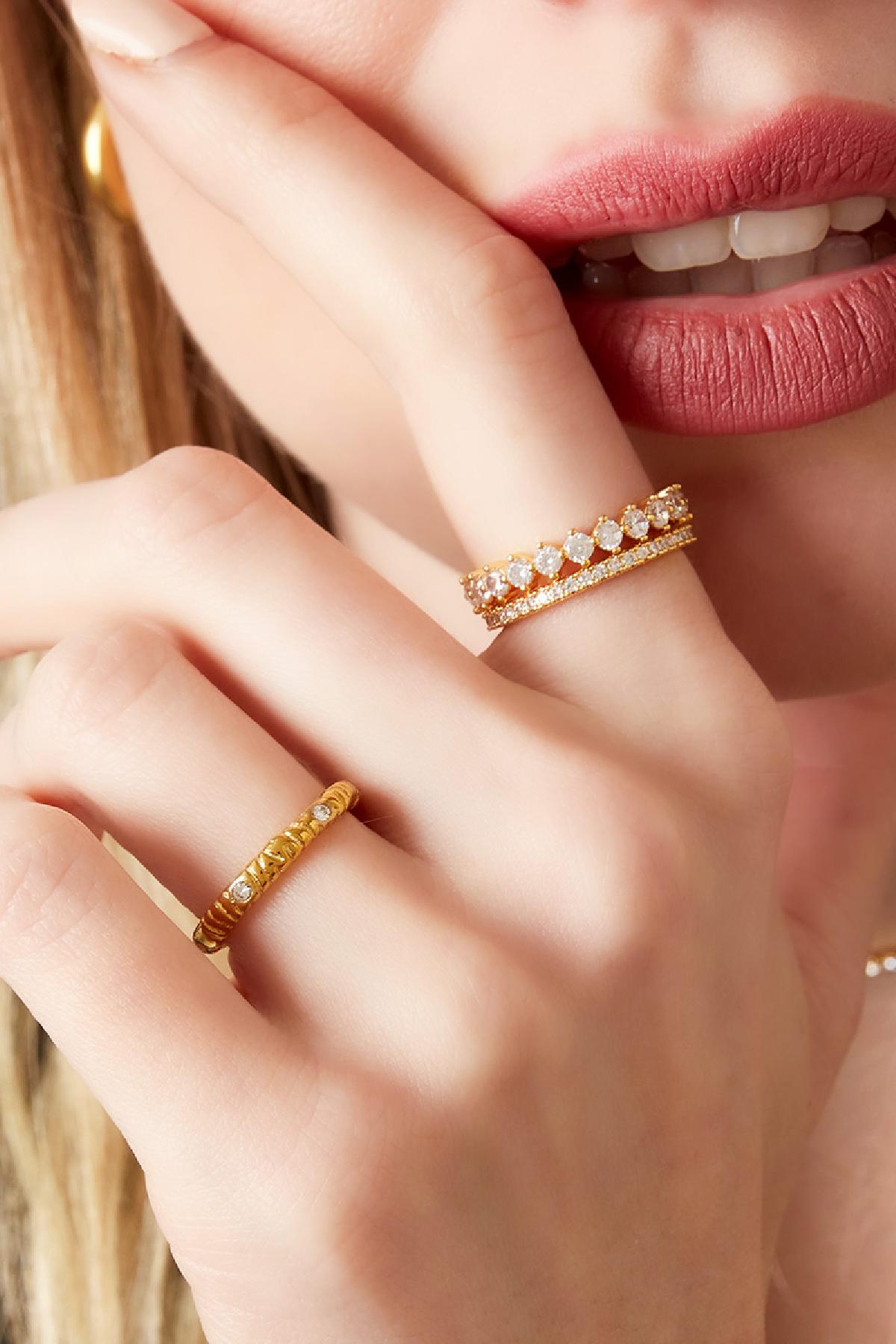 Ring mit Zirkoniastein und Zebrastreifen