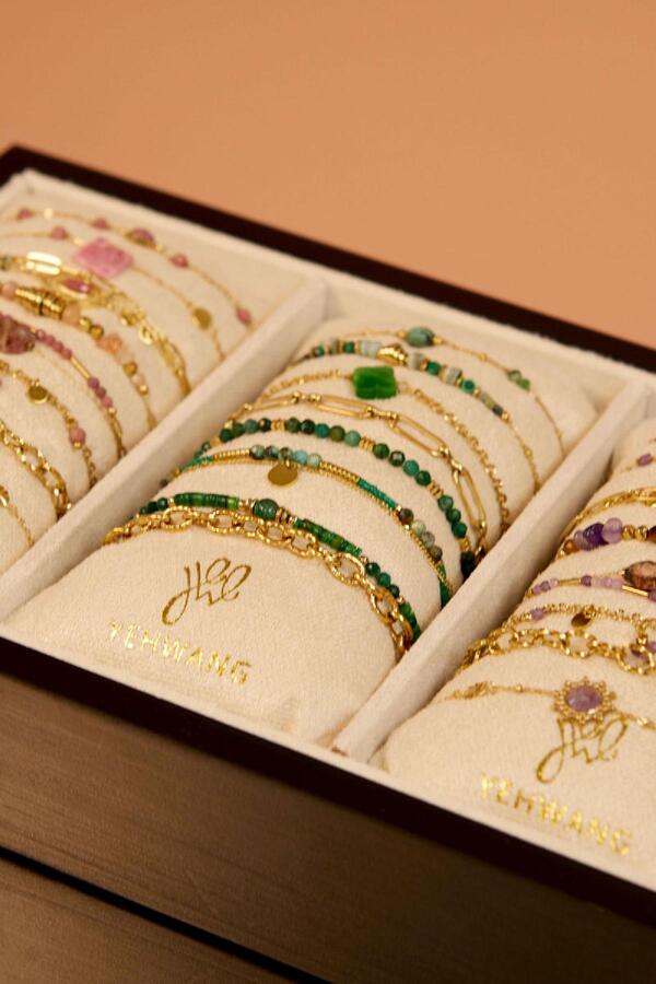 Las pulseras exhiben cuentas de conjunto de joyas