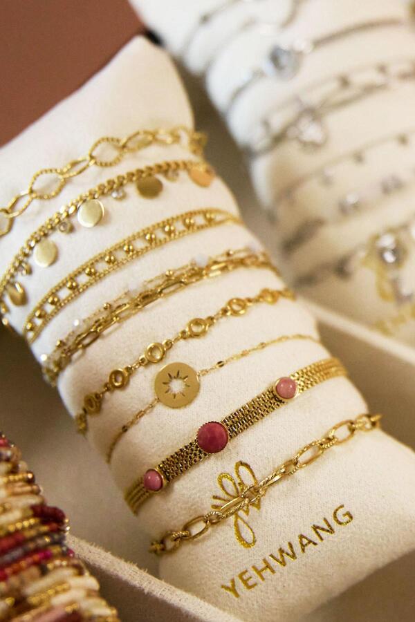 Las pulseras muestran el juego de joyas con gracia.